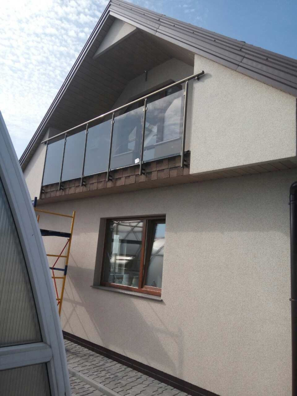 Алюмінієві бронзові поручні зі скляними вставками для балкона.