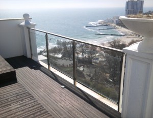 Перила для балкона из алюминия квадратный профиль цвет шампань заполнение стекло