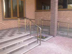 Поручні алюмінієві на ганок круглий профіль колір шампань