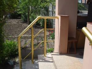 Поручні алюмінієві на ганок круглий профіль золотий колір