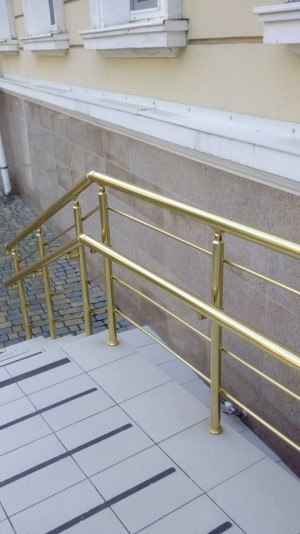 Поручні алюмінієві на ганок круглий профіль колір золото