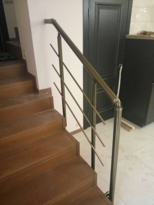 Поручні алюмінієві на сходи круглий профіль колір шампань із прутиками