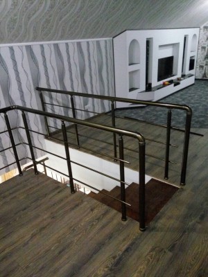 Поручні алюмінієві на сходи круглий профіль колір бронза з прутиками