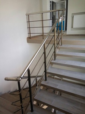 Поручні алюмінієві на сходи круглий профіль колір шампань із прутиками