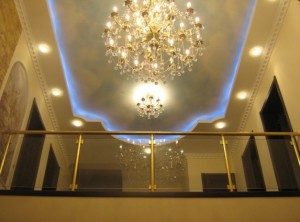 Поручні алюмінієві на сходи круглий профіль колір золото зі склом