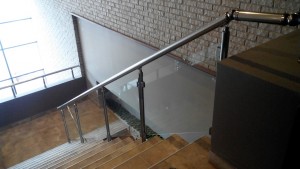 Поручні алюмінієві на сходи круглий профіль колір шампань зі склом