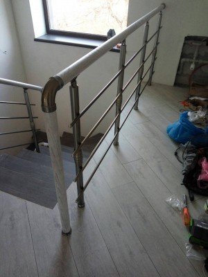 Поручні алюмінієві на сходи круглий профіль колір шампань із прутиками