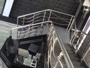 Перила алюминиевые на лестницу круглый профиль цвет шампань с фигурными прутиками