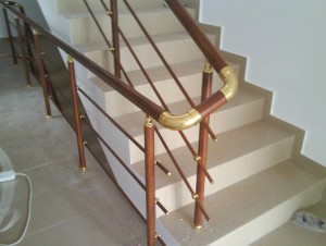 Перила алюминиевые на лестницу круглый профиль цвет по дерево с прутиками