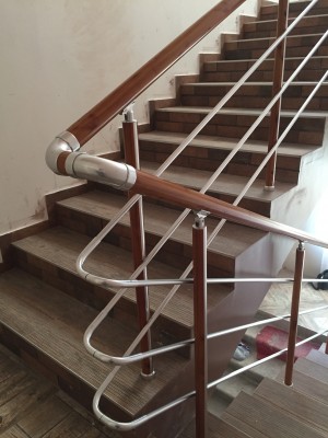 Перила алюминиевые на лестницу круглый профиль цвет ''под дерево'' с прутиками