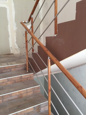 Перила алюминиевые на лестницу круглый профиль цвет ''под дерево'' с прутиками