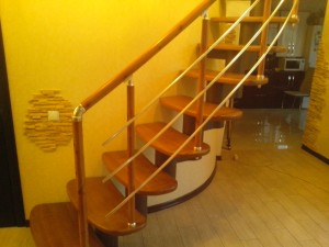 Перила алюминиевые на лестницу круглый профиль цвет ''под дерево'' с прутиками