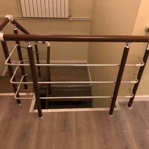 Перила алюминиевые на лестницу круглый профиль цвет ''под дерево'' с прутиками