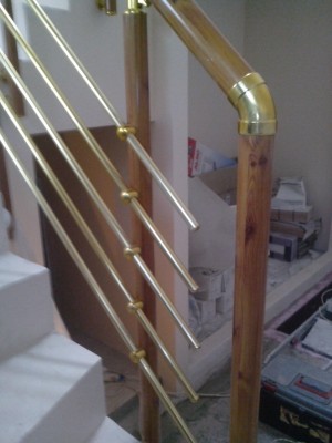 Перила алюминиевые на лестницу круглый профиль цвет ''под дерево'' с прутиками