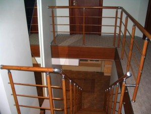 Перила алюминиевые на лестницу круглый профиль цвет ''под дерево '' с прутиками