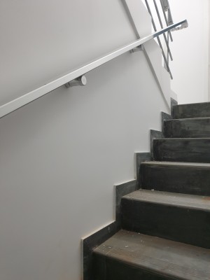 Поручень пристінний квадратний профіль колір срібло