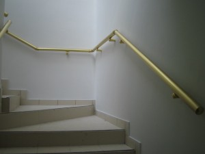 Поручень пристінний круглий профіль колір золото