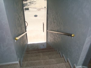 Поручень пристенный круглый профиль цвет золото