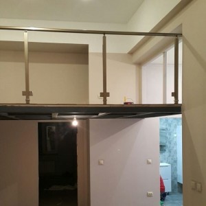 Перила алюминиевые на балкон с квадратным профилем цвет шампань со стеклом