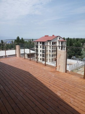 Алюмінієві поручні на балкон квадратний профіль колір шампань зі склом