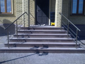 Поручні алюмінієві на ганок круглий профіль колір шампань