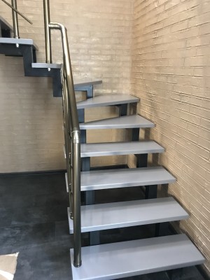 Поручні алюмінієві на сходи круглий профіль колір бронза з прутиками