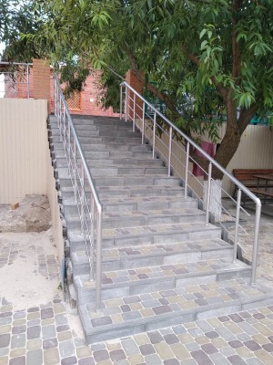 Поручні алюмінієві на ганок круглий профіль колір срібло з прутиками