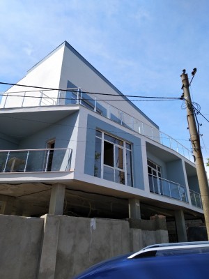 Поручні алюмінієві на балкнон круглий профіль колір срібло зі склом