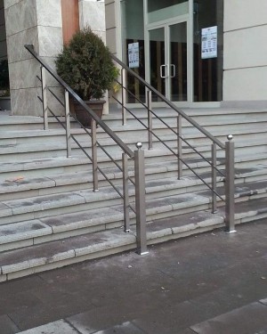 Поручні алюмінієві на ганок квадратний профіль колір шампань з прутиками