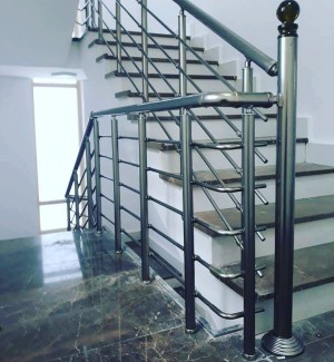 Перила алюминиевые на лестницу круглый профиль цвет шампань с прутиками