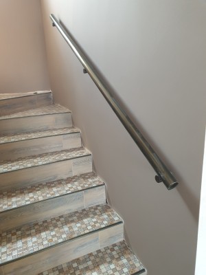 Поручень пристінний круглий профіль колір бронза