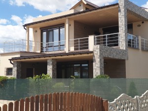 Алюминиевые перила на балкон круглый профиль цвет серебро с прутиками