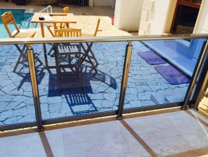 Алюмінієві поручні на балкон квадратний профіль зі склом колір шампань