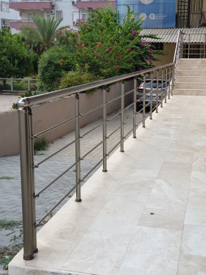 Поручні алюмінієві на ганок круглий профіль колір шампань