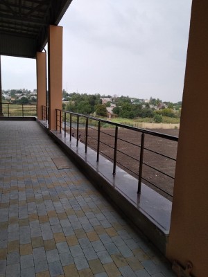 Алюмінієві поручні на балкон круглий профіль колір бронза з прутиками