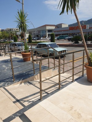 Поручні алюмінієві на ганок квадратний профіль колір шампань з прутиками