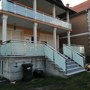 Поручні алюмінієві на ганок круглий профіль колір срібло зі склом