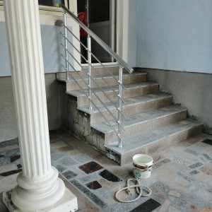 Алюминиевые перила на крыльцо  с круглым профилем цвет серебро с прутиками