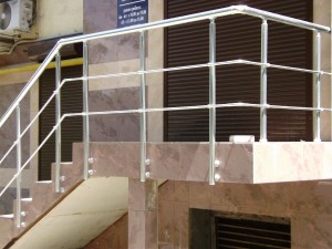 Поручні алюмінієві на ганок круглий профіль колір срібло з прктиками