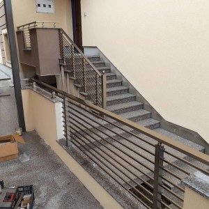 Алюминиевые перила на крыльцо  с квадратным  профилем цвет шампань с прутиками