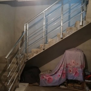 Перила алюминиевые на лестницус боковым креплением стойки  круглый профиль цвет серебро с прутиками 