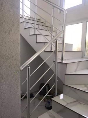 Поручні алюмінієві на сходи круглий профіль колір срібло з прутиками