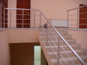 Поручні алюмінієві на сходи круглий профіль колір срібло з прутиками