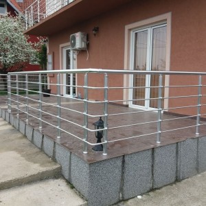 Алюмінієві поручні на балкон круглий профіль колір срібло з прутиками