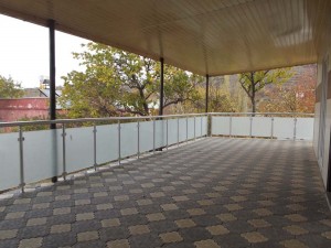 Поручні алюмінієві на терасу круглий профіль колір срібло зі склом