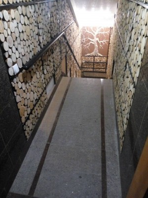 Поручень на дерев'яну стіну на алюмінієвих кронштейнах.