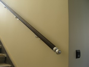 Поручень на дерев'яну стіну на алюмінієвих кронштейнах.