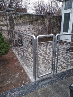 Поручні на балкон з хвірткою колір срібло профіль коло