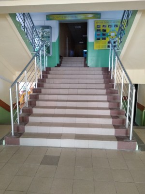 Поручні алюмінієві на сходах профіль коло колір срібло