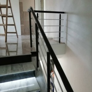 Алюмінієві поручні на сходах профіль коло колір чорний